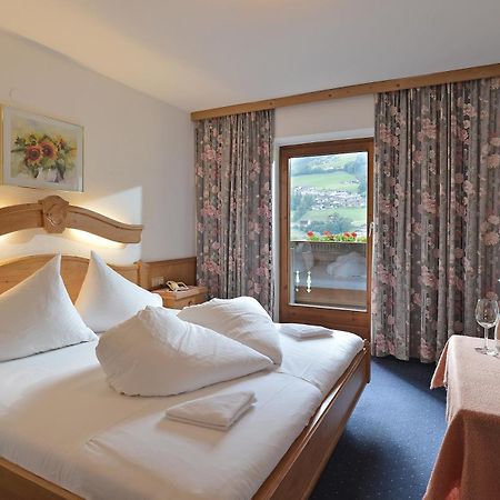 Hotel Schwarzer Adler Hippach Room photo