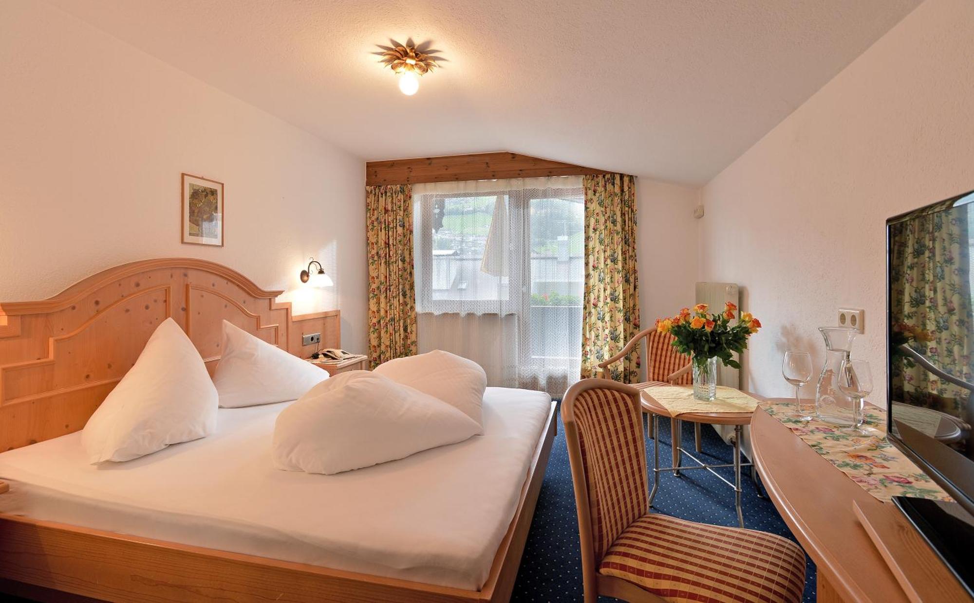 Hotel Schwarzer Adler Hippach Room photo
