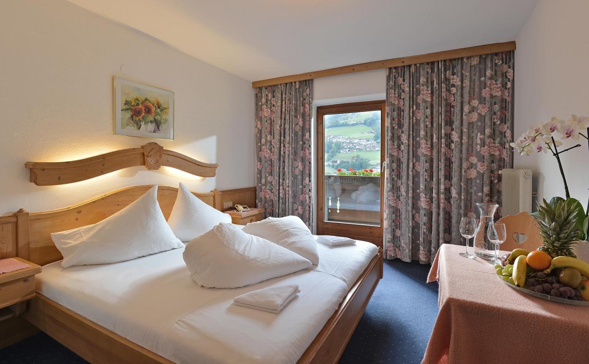 Hotel Schwarzer Adler Hippach Room photo